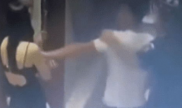 男摸女胸视频,男子公然抚摸女子胸部，引发社会热议